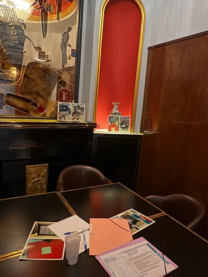 Salle d'un Escape Game UMAY : indices et documents à décrypter